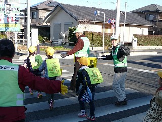 写真：学校応援団等の協力を得て、登下校時の交通安全及び不審者からの安全確保に努めています